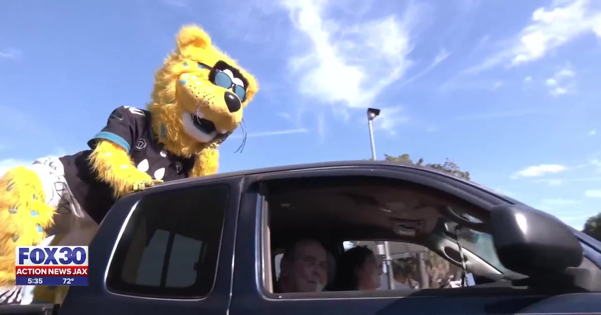 Jacksonville Jaguars current and former players help hand out Thanksgiving turkeys to 600 families – Action News Jax