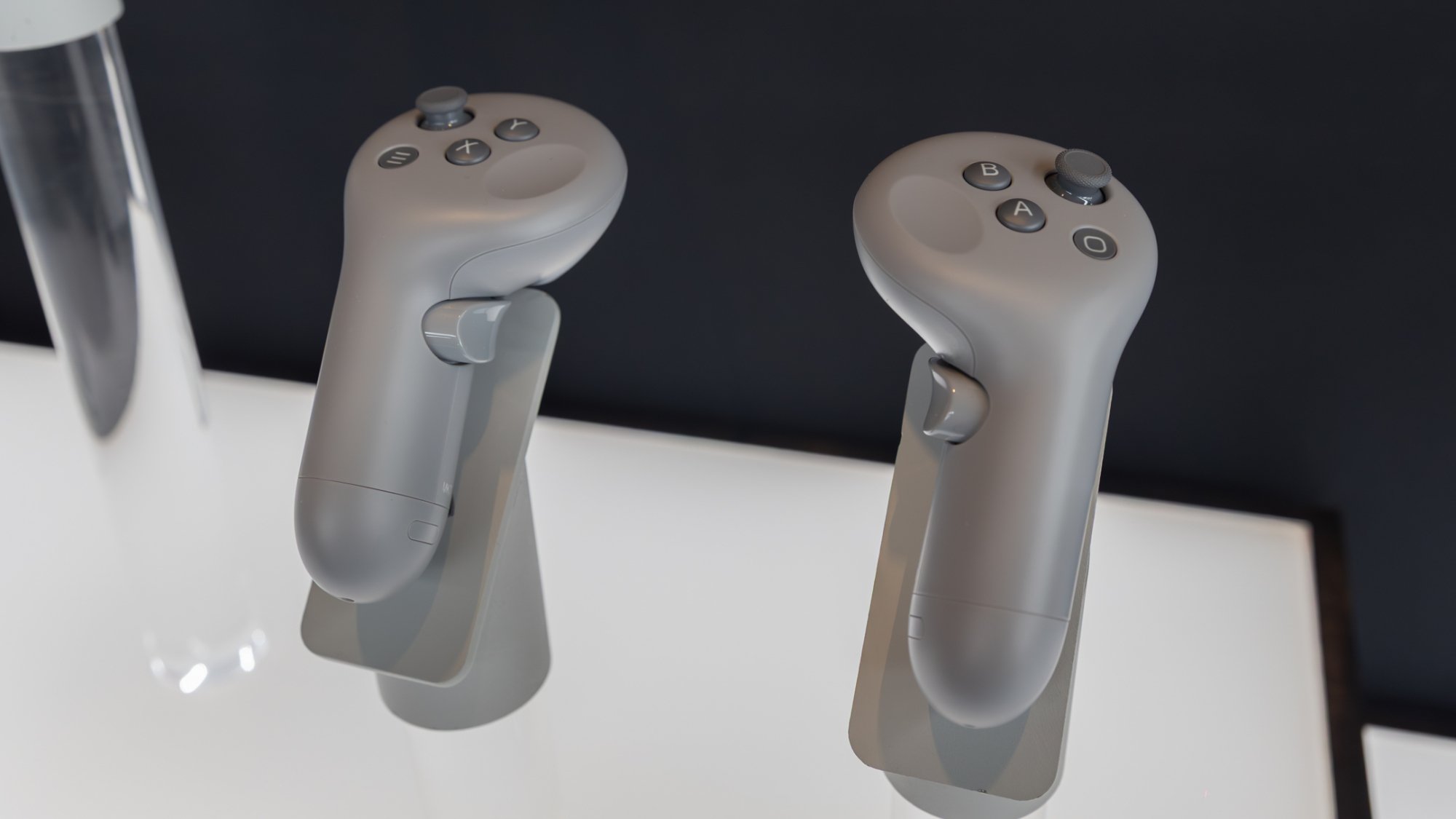 the samsung galaxy xr headset's controllers