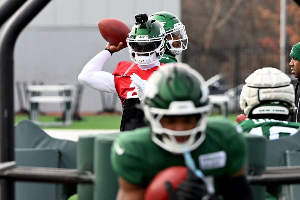 Jets quarterback Tyrod Taylor (2) throws at practice.