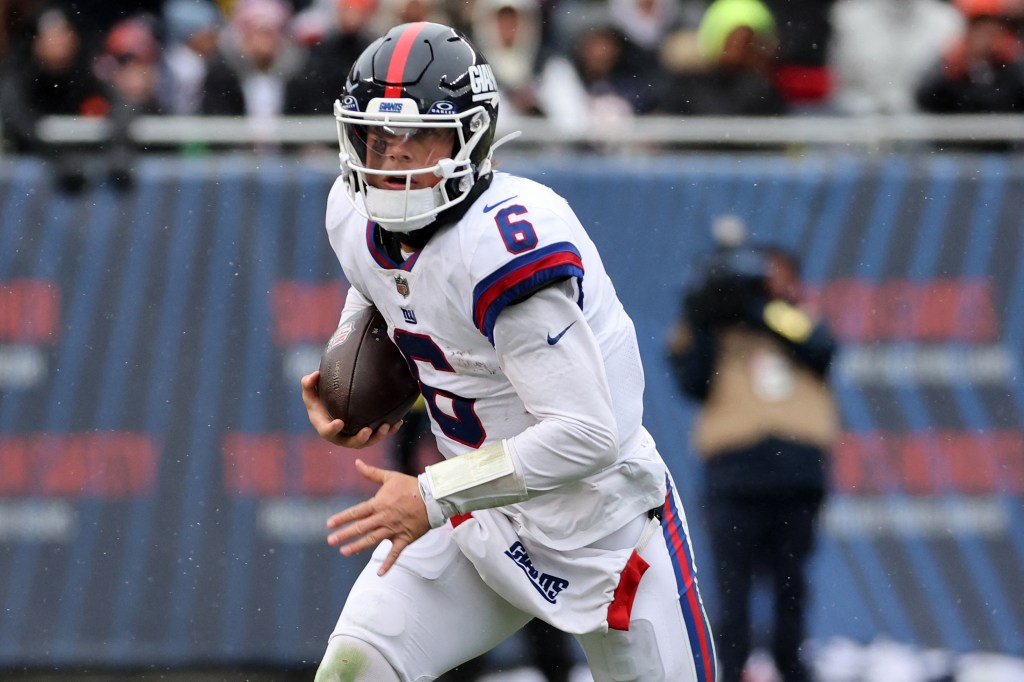 New York Giants quarterback Jaxson Dart (6) rushes the ball against the Chicago Bears.