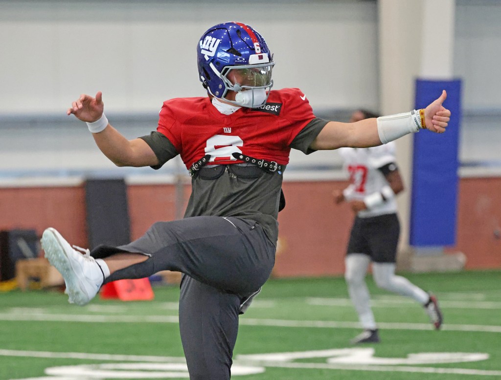 New York Giants quarterback Jaxson Dart (6) gives a thumbs up while practicing.
