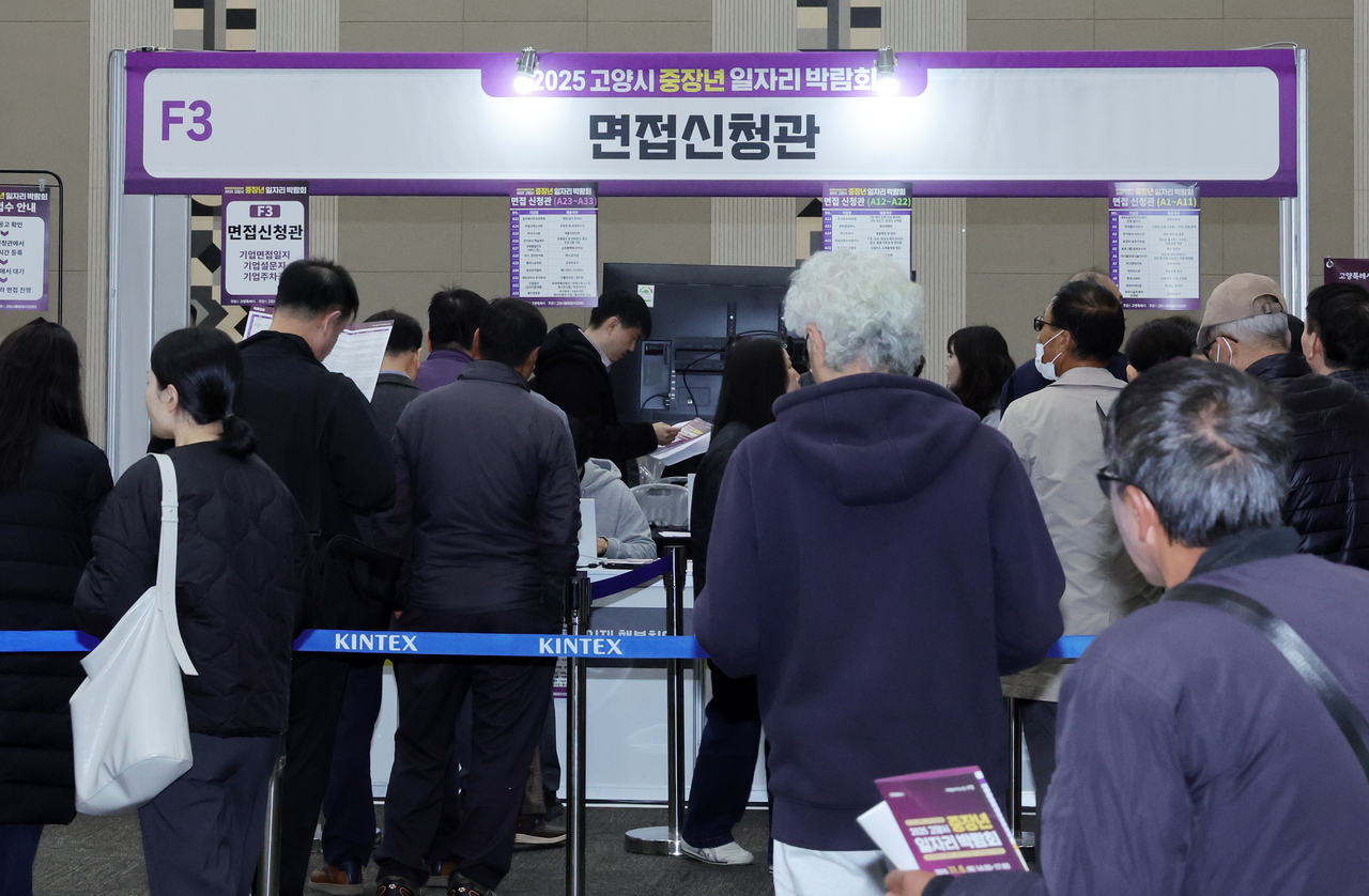 Job seekers wait for interviews at a job fair for middle-aged and senior workers at KINTEX in Goyang, Gyeonggi Province on Nov. 6. (Yonhap)