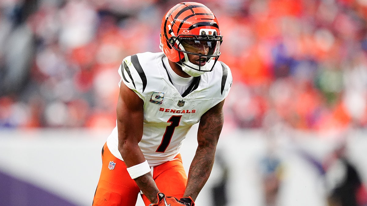 Ja'Marr Chase lines up