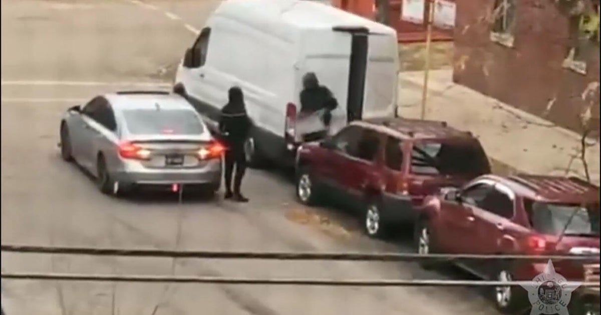 Police issue alert after string of work van thefts on Chicago's North Side