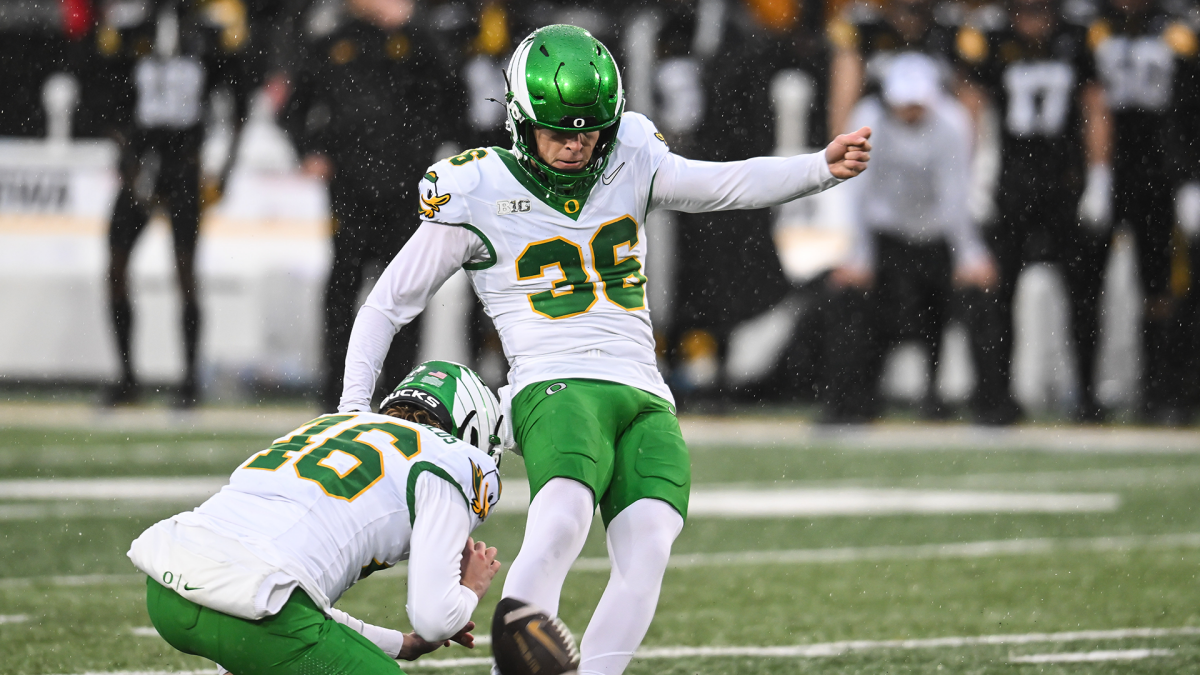 Oregon survives scare from Iowa as late FG lifts No. 9 Ducks to key victory