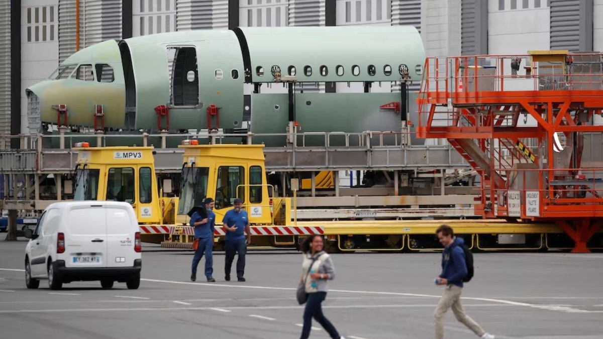 Bomb threat halts flights at Philadelphia airport, US aviation authority says