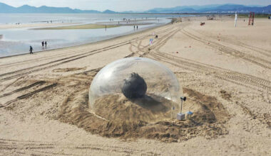 fossil-based balloon wraps kelp core for plastique fantastique's sea sculpture in korea