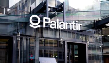 AI Analyst Downgrades Palantir Stock (PLTR) to Hold and Trims Price Target to $188