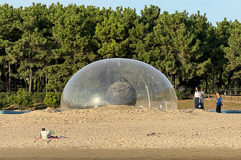 fossil-based balloon wraps kelp core for plastique fantastique's sea sculpture in korea