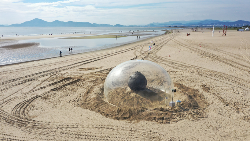 fossil-based balloon wraps kelp core for plastique fantastique's sea sculpture in korea