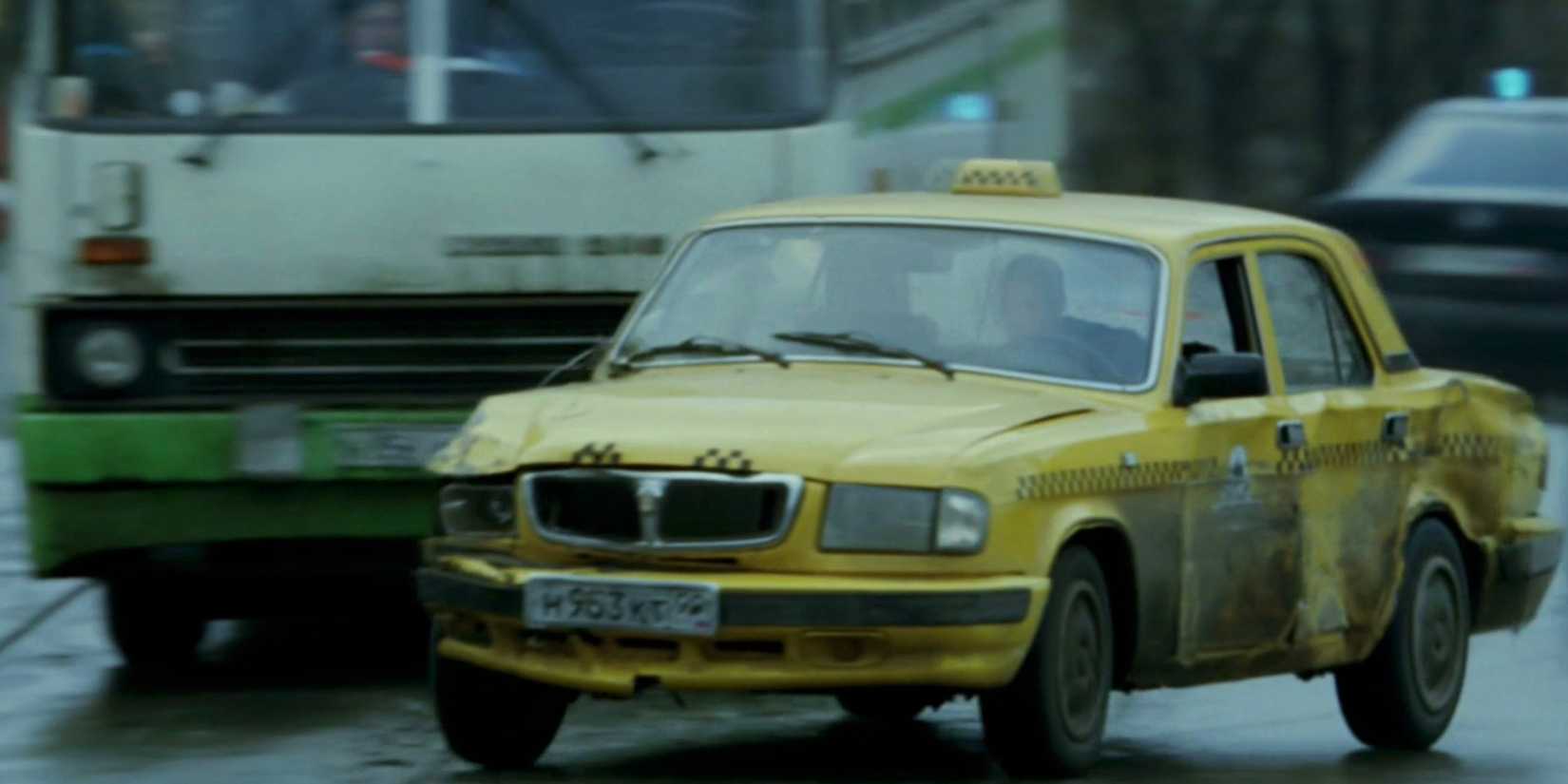 Jason Bourne steals a taxi and drives through the city