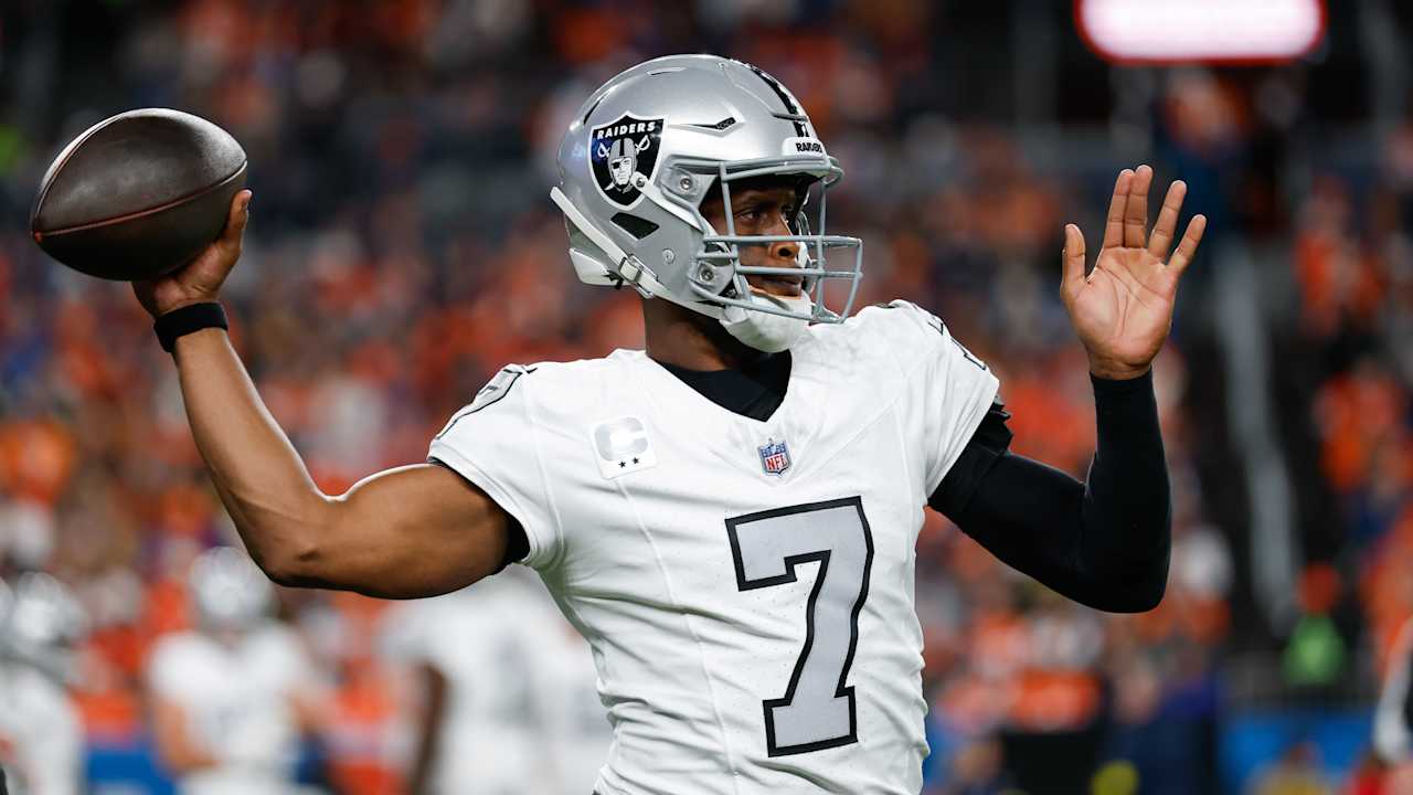 Raiders QB Geno Smith suffers quad contusion in Thursday night loss to Broncos