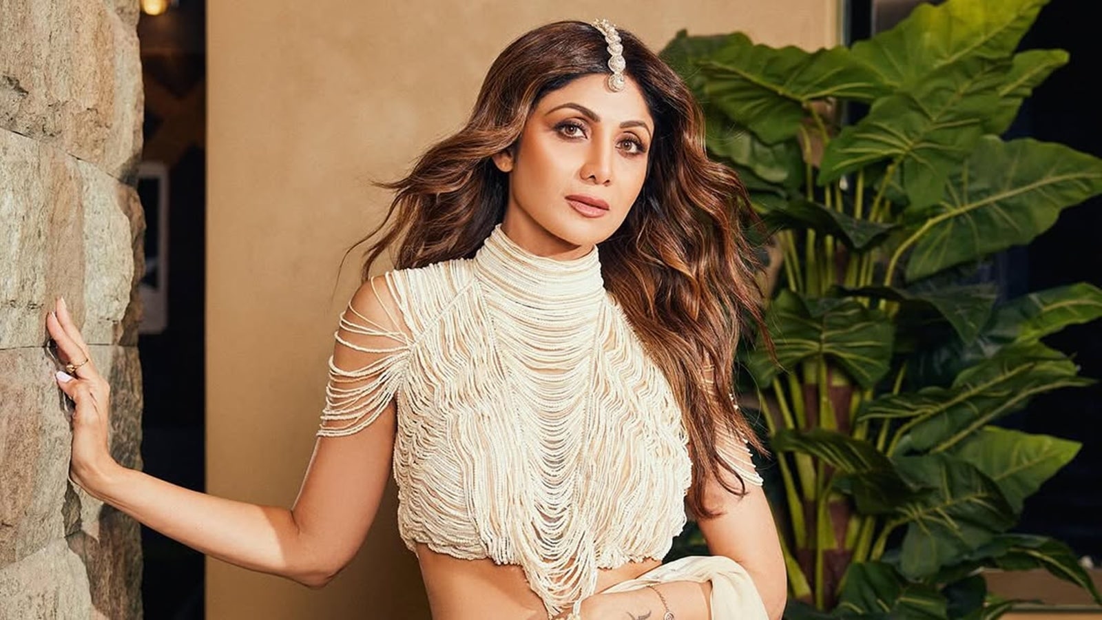 Shilpa Shetty aces core strengthening exercise