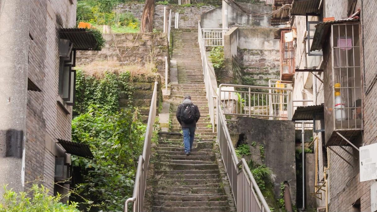 Cheng visits his hometown, awash in the tides of history and time