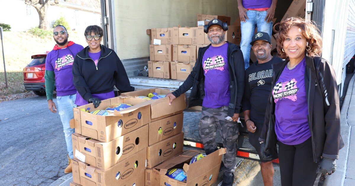 WNBA star Rhonda Mapp returns home to Asheville for turkey giveaway