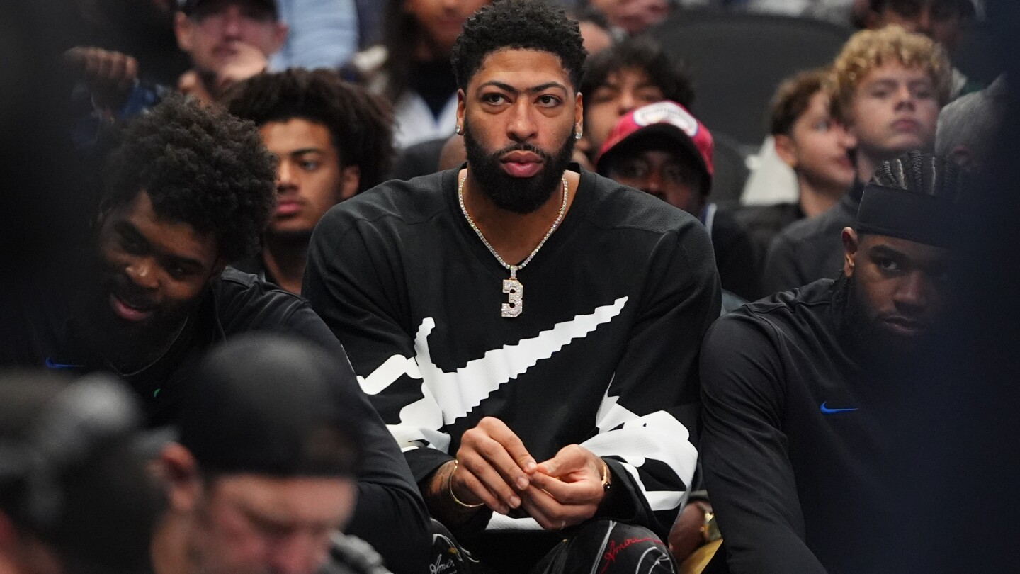 Mavs' Anthony Davis gets cheers and another loss in his return to LA after a 14-game injury absence