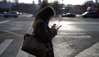 Russians endure daily digital disruptions from wartime cellphone internet outages
