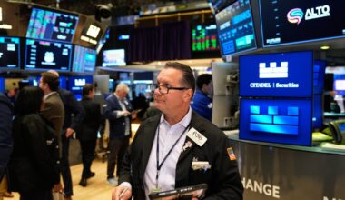 The Dow rallies 550 points to a record