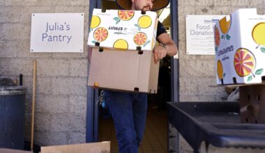 As SNAP benefits lapse, thousands go to Southern California food banks