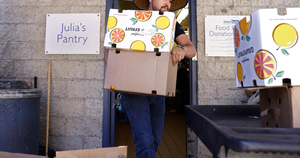 As SNAP benefits lapse, thousands go to Southern California food banks