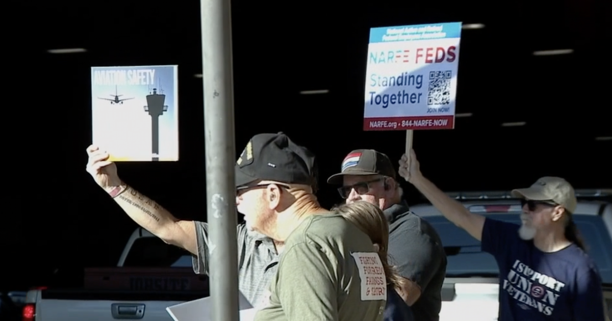 Unpaid FAA workers picket at Sky Harbor airport