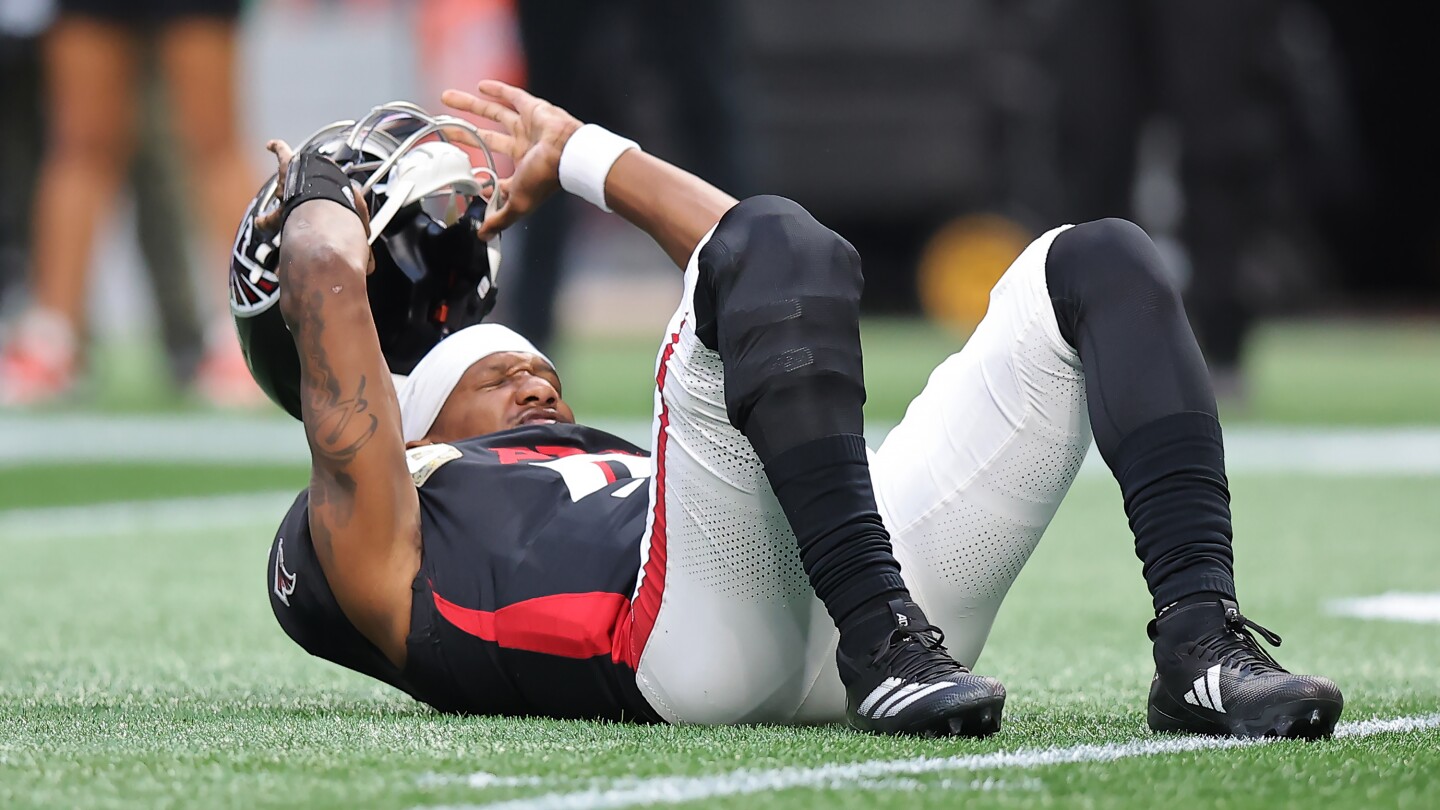 Michael Penix exits with knee injury, Kirk Cousins in for Falcons