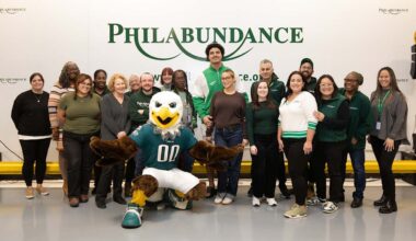 Eagles give back to Philadelphia for Thanksgiving
