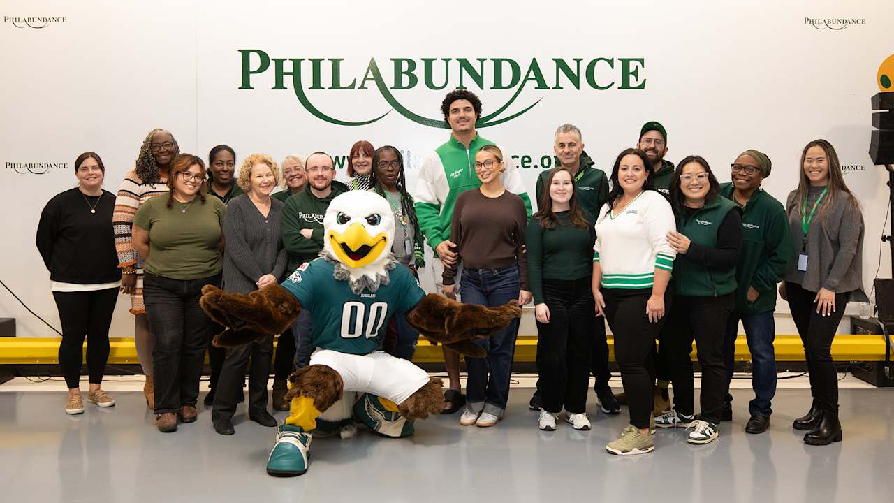 Eagles give back to Philadelphia for Thanksgiving