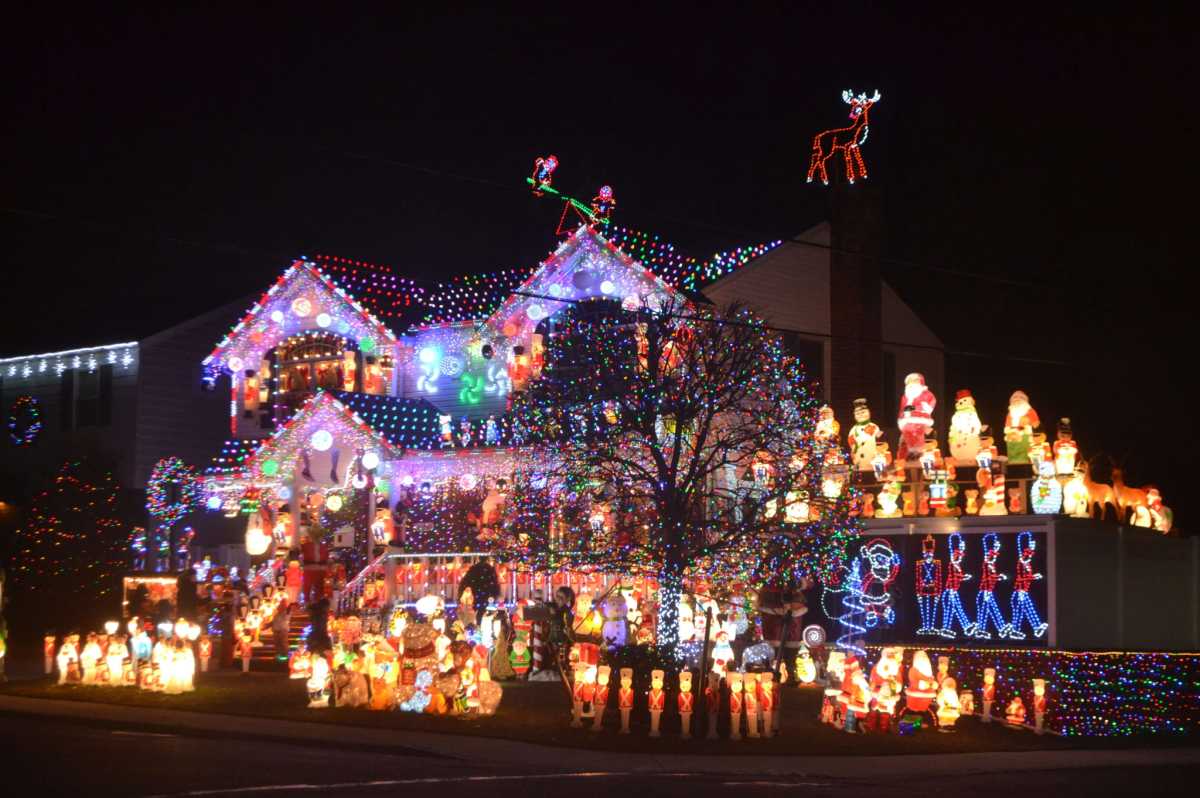 santa's corner holiday lights in whitestone queens
