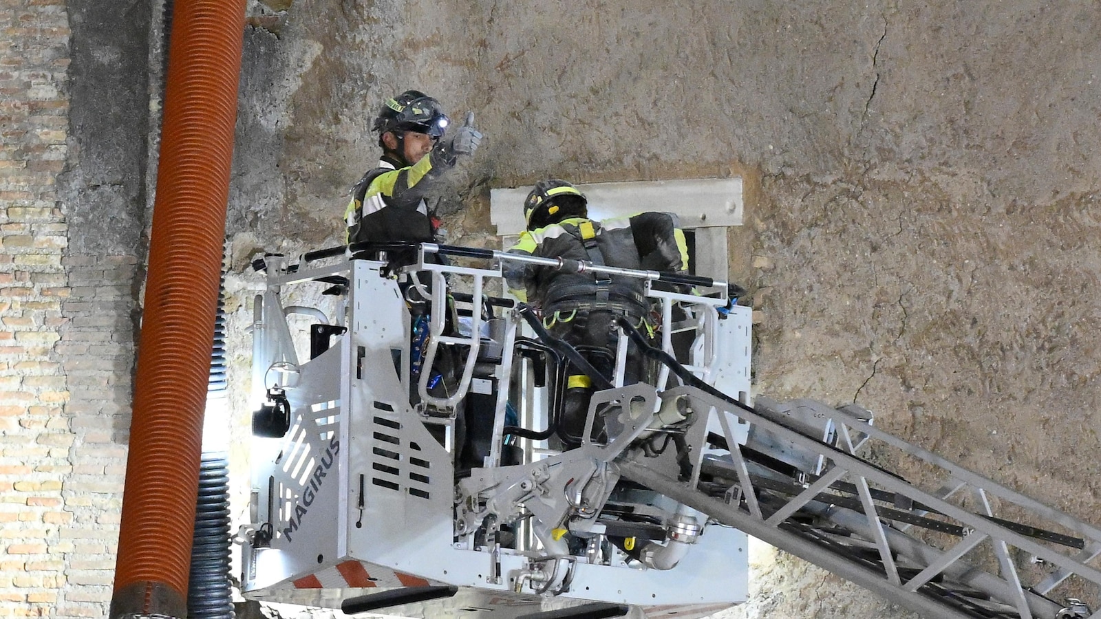 A Rome medieval tower partially collapses, badly injuring a worker