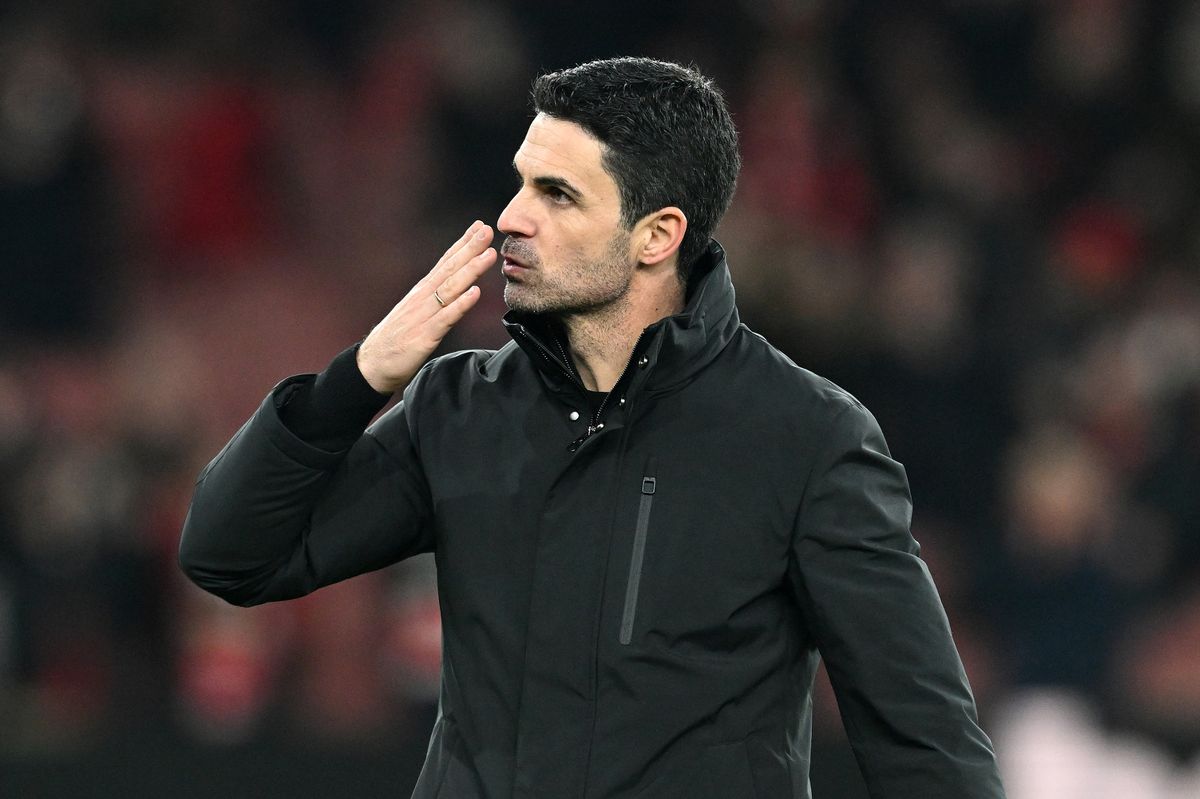 Mikel Arteta gestures
