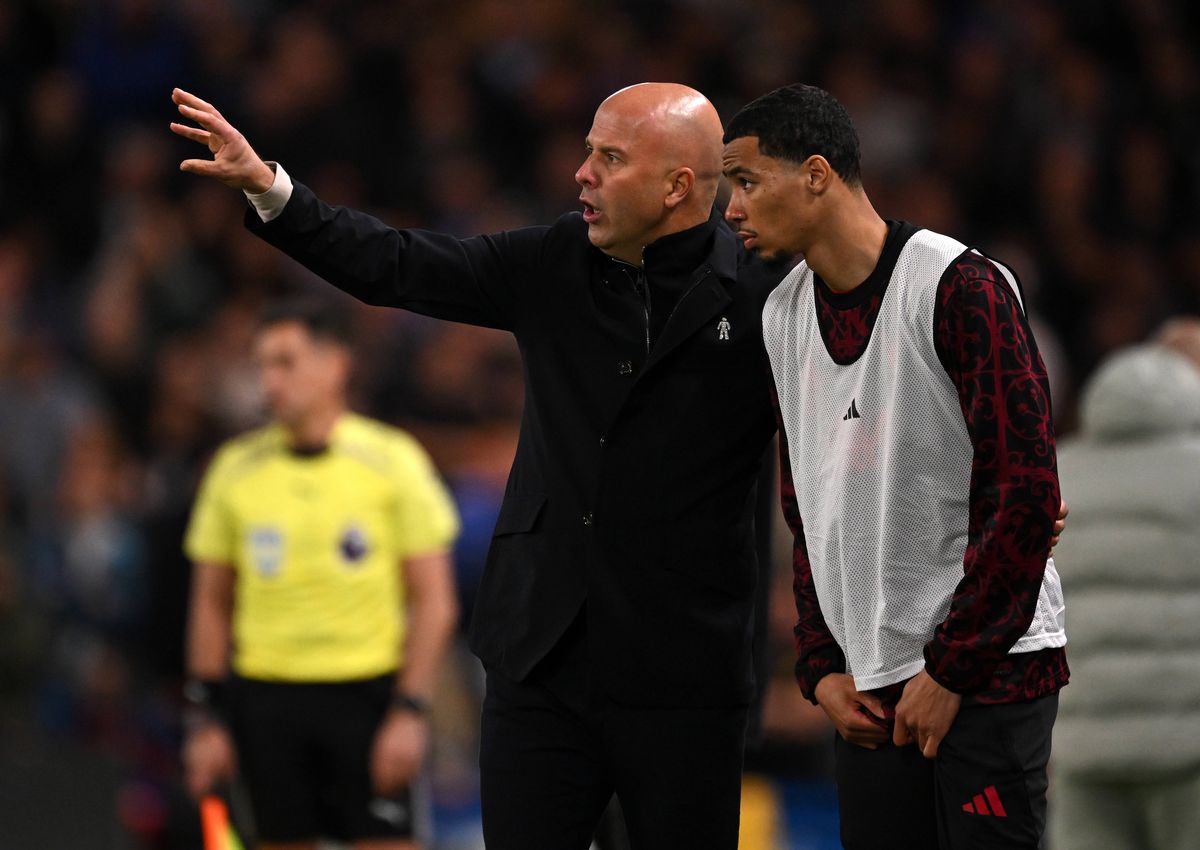 Arne Slot, Manager of Liverpool, gives instructions to Hugo Ekitike of Liverpool during the Premier League match between Chelsea and Liverpool at Stamford Bridge on October 04, 2025 in London, England