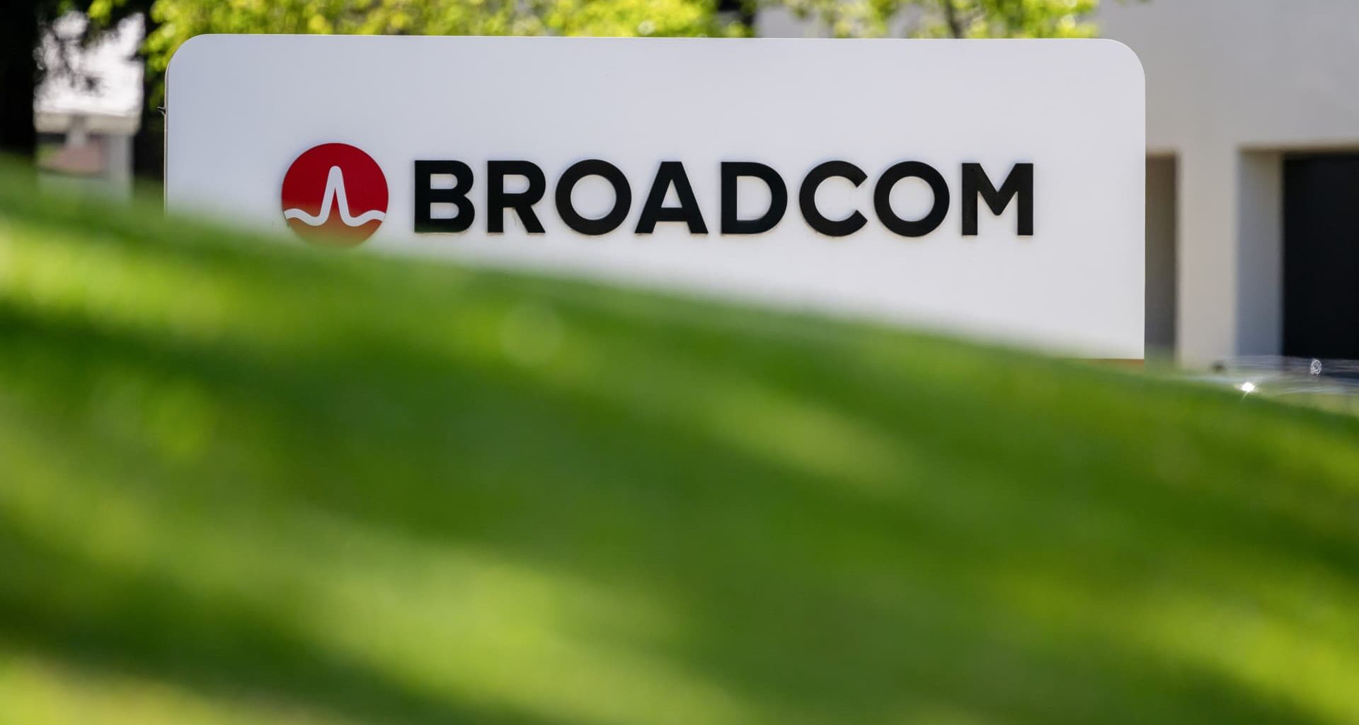 Investors sell off tech despite steady Broadcom numbers