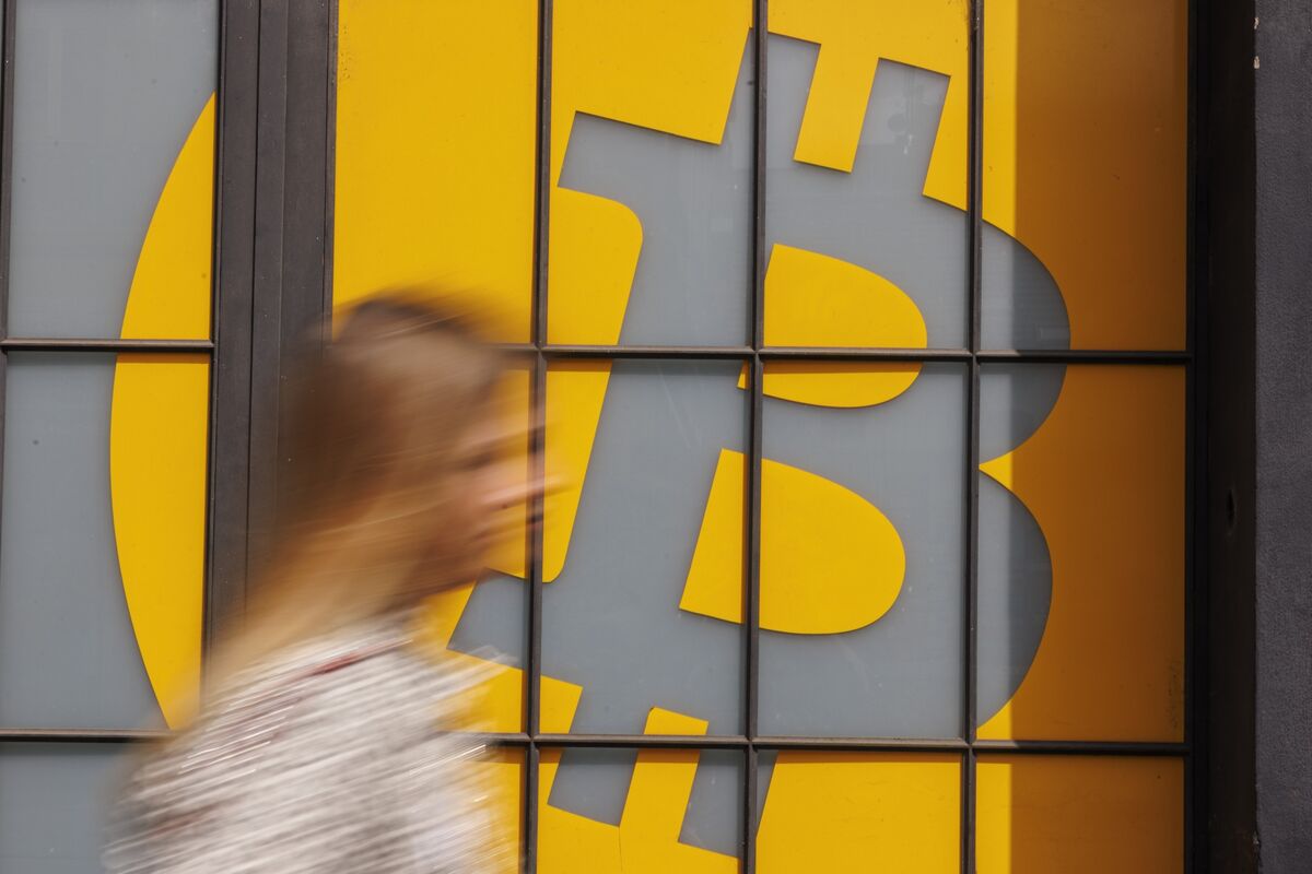 Bitcoin (BTC) Slides to Below $86,000 in Risk-Off Start to December