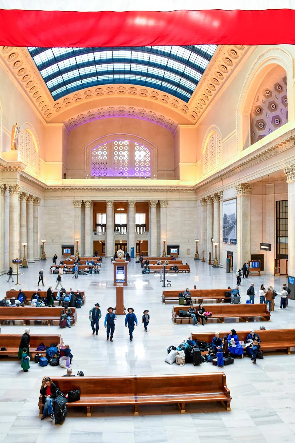 The concourse at Chicago Union Station is grand but quiet.