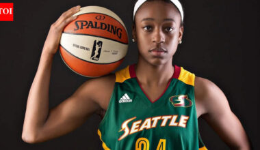 Emotional Jewell Loyd honors Los Angeles Lakers legend Kobe Bryant after winning her third WNBA championship | NBA News