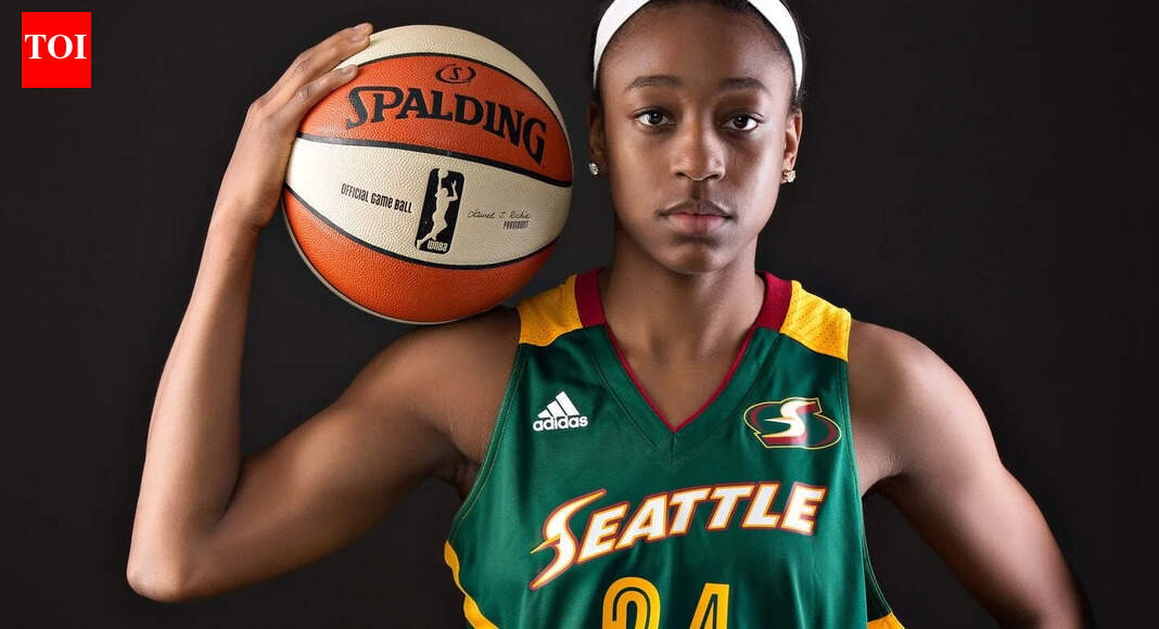 Emotional Jewell Loyd honors Los Angeles Lakers legend Kobe Bryant after winning her third WNBA championship | NBA News