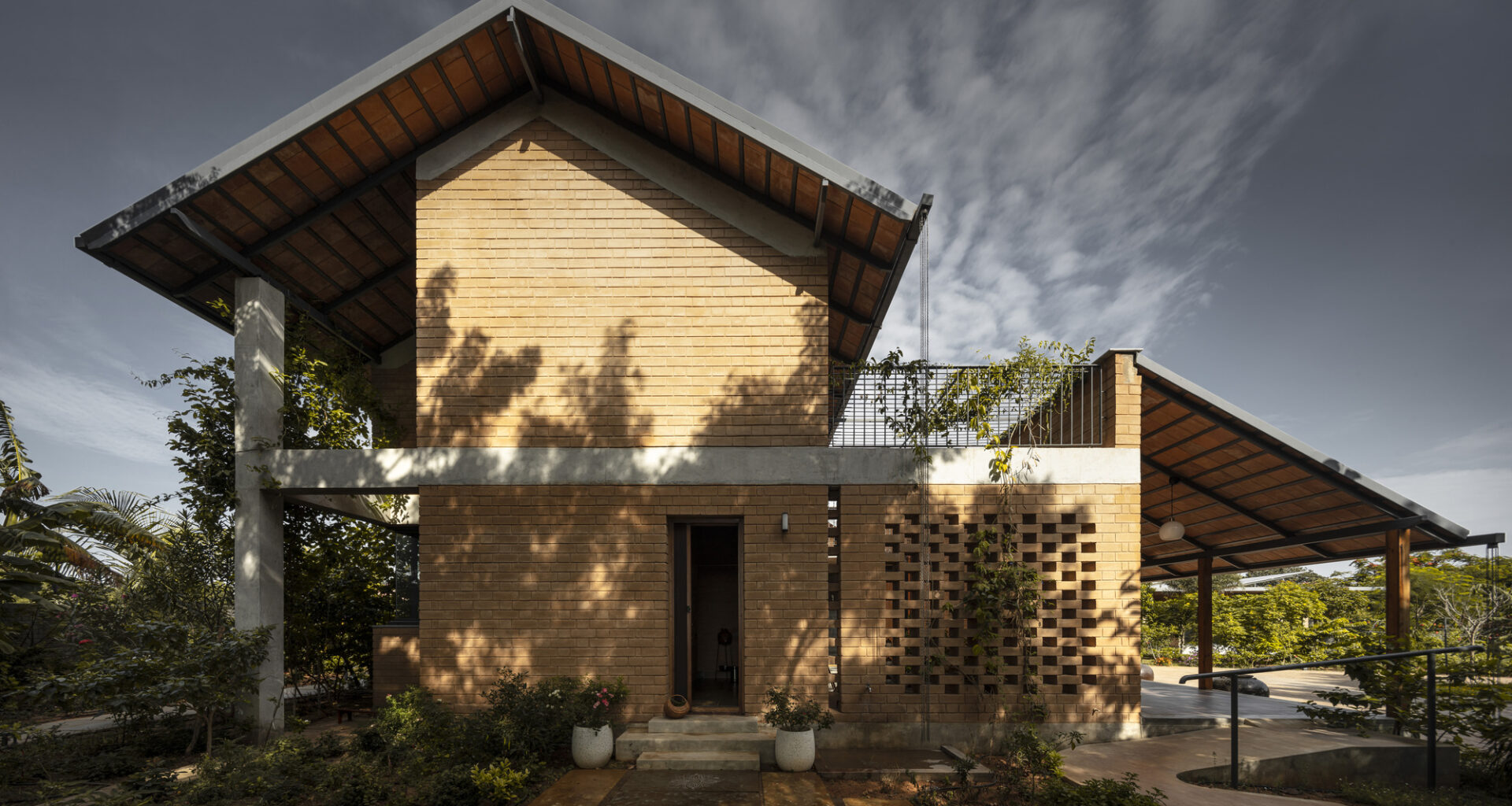 Nandivardhanam House / Studio Inscape