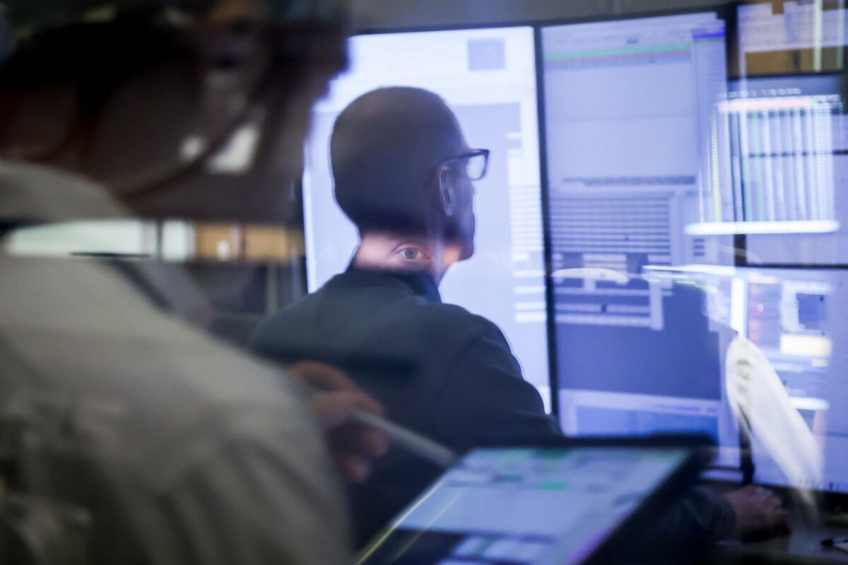 Bond Traders Defy Fed and Spark Heated Debate on Wall Street