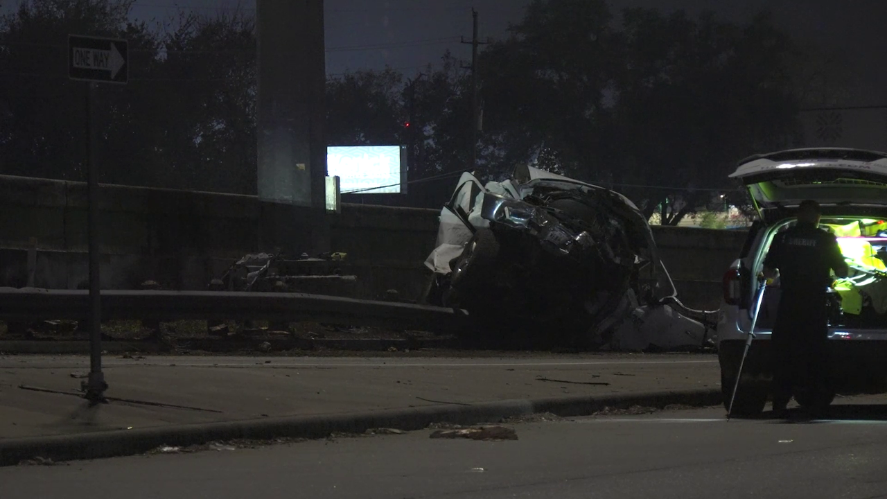 Driver dies after hitting light pole while exiting North Freeway