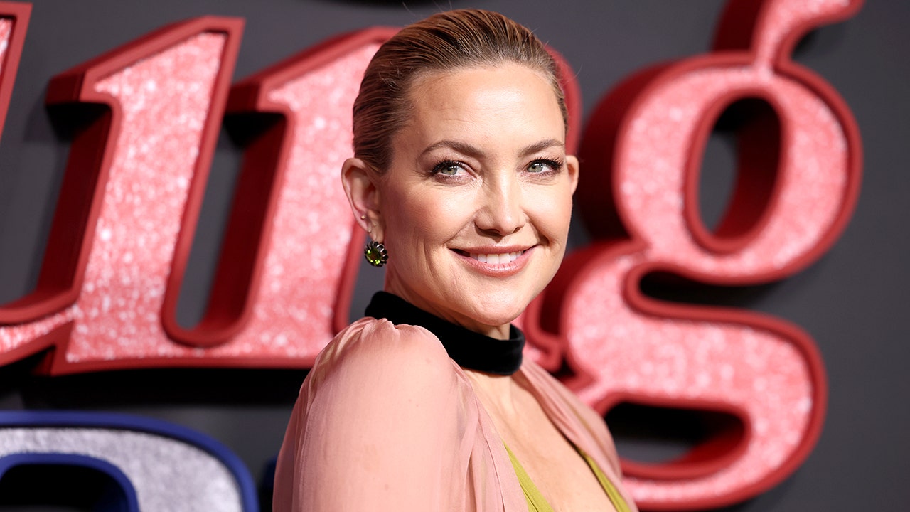 Kate Hudson stuns in green and pink gown at 'Song Sung Blue' NYC premiere