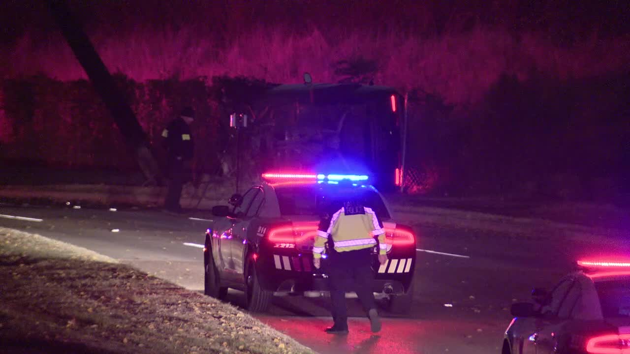 High-speed Dallas crash injures adult, juvenile