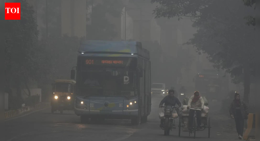 Air quality worsens: Dense smog shrouds Delhi-NCR, visibility drops sharply; IndiGo, Air India issue advisory | Delhi News
