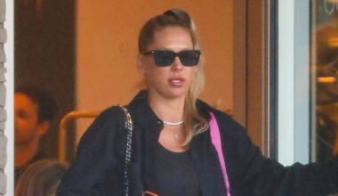 Anna Kournikova glows in Miami as she embraces the holidays ahead of baby No. 4