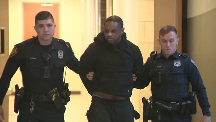 Serial robber with at least 10 warrants arrested for jewelry theft, SAPD says