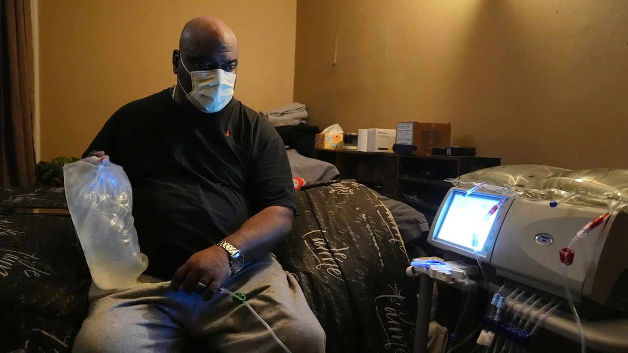 To find living donors for kidney transplants, a pilot program turns to social networks