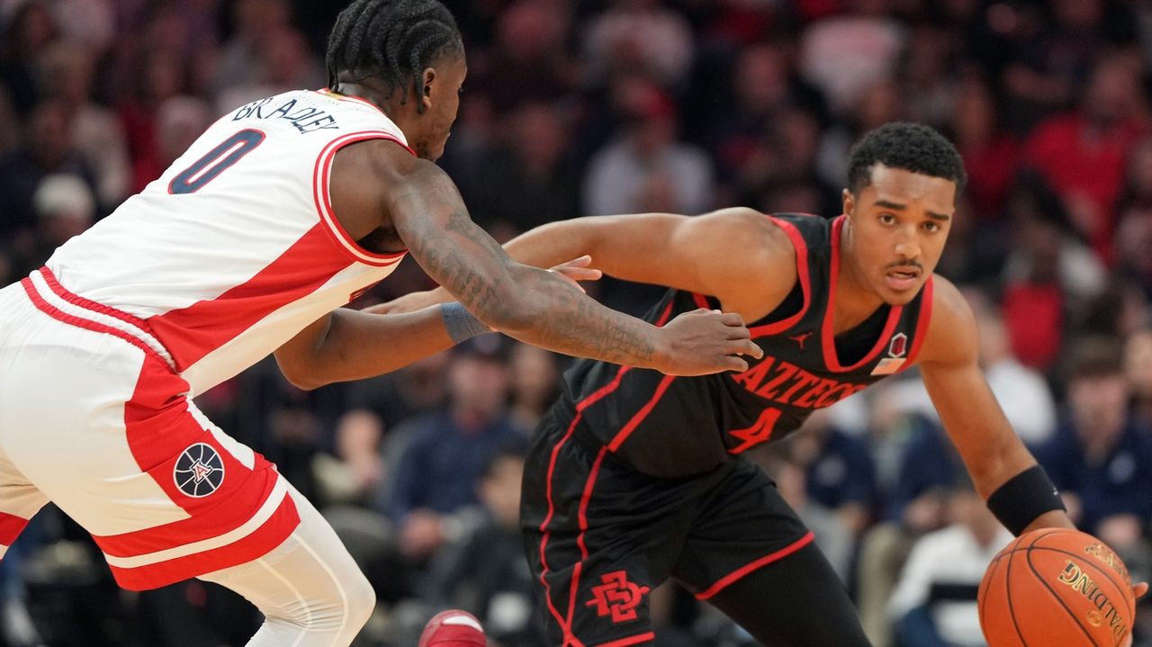 Awaka grabs 15 rebounds as No. 1 Arizona shuts down San Diego State for 68-45 win in Phoenix