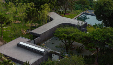 Charcoal Haus / moc architects