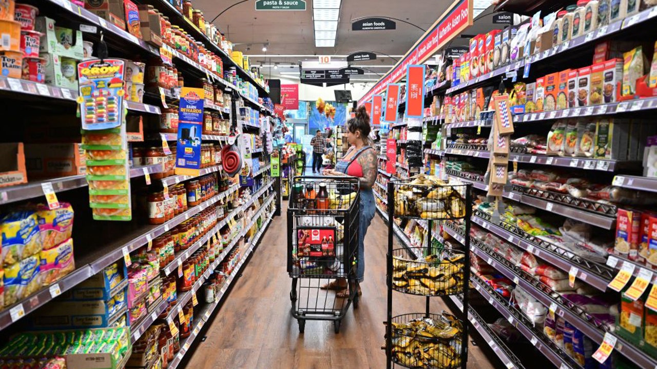 Grocery stores open on Christmas Eve 2025