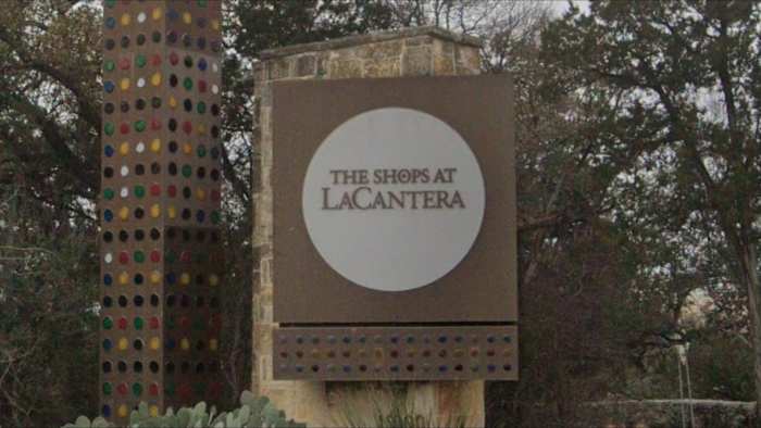 Last-minute shoppers rush to Shops at La Cantera as Christmas nears